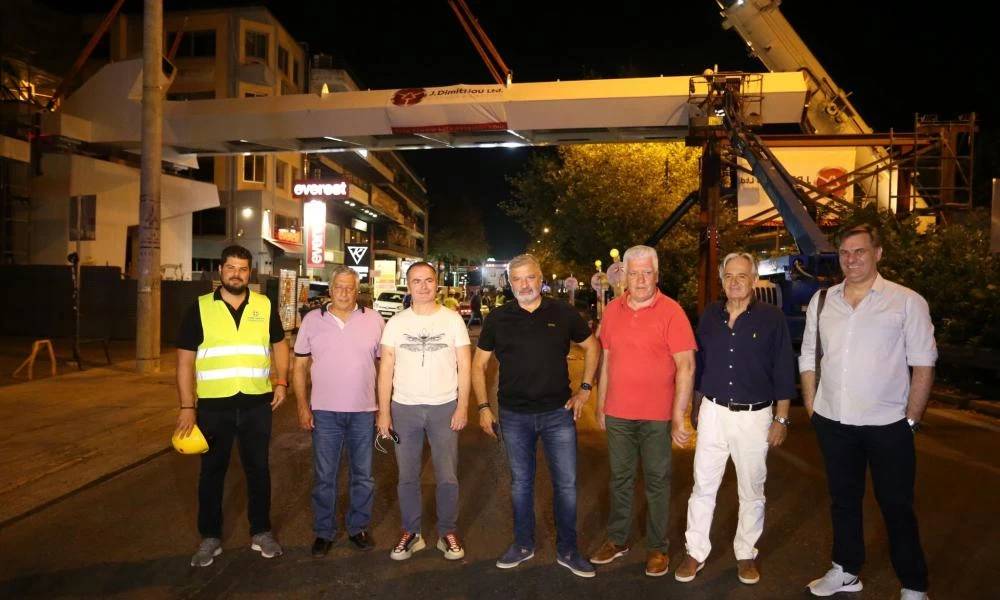 Λ. Μεσογείων: Τοποθετήθηκε η 3η σύγχρονη πεζογέφυρα